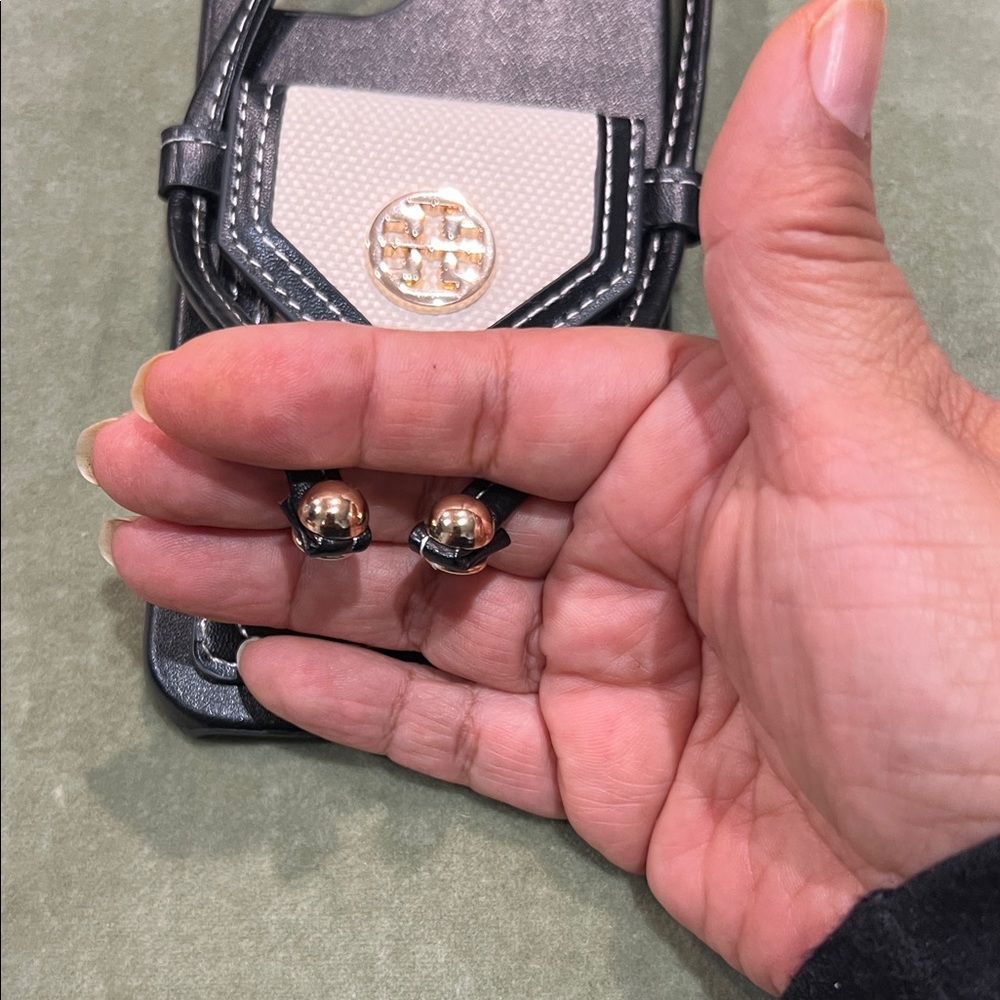 Elegant Black and Cream Tory Burch Phone Case with Strap - Picture 4 of 8